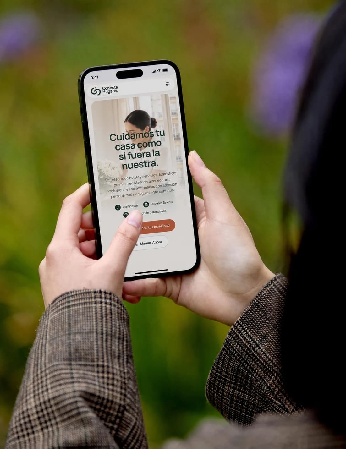 Website mobile da Conecta Hogares sendo usado em um celular