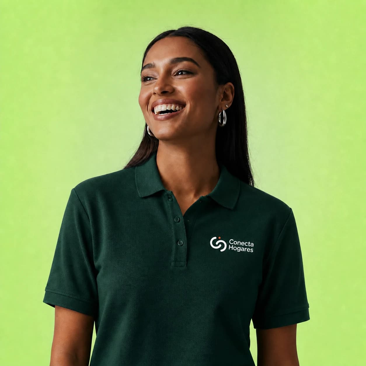 Profissional da Conecta Hogares com uniforme verde e assinatura branca