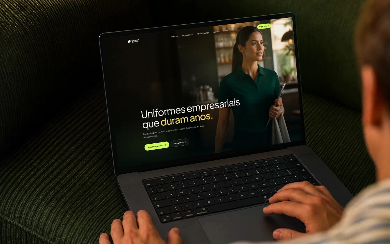 Apresentação do website da Uniformes Calango em um notebook