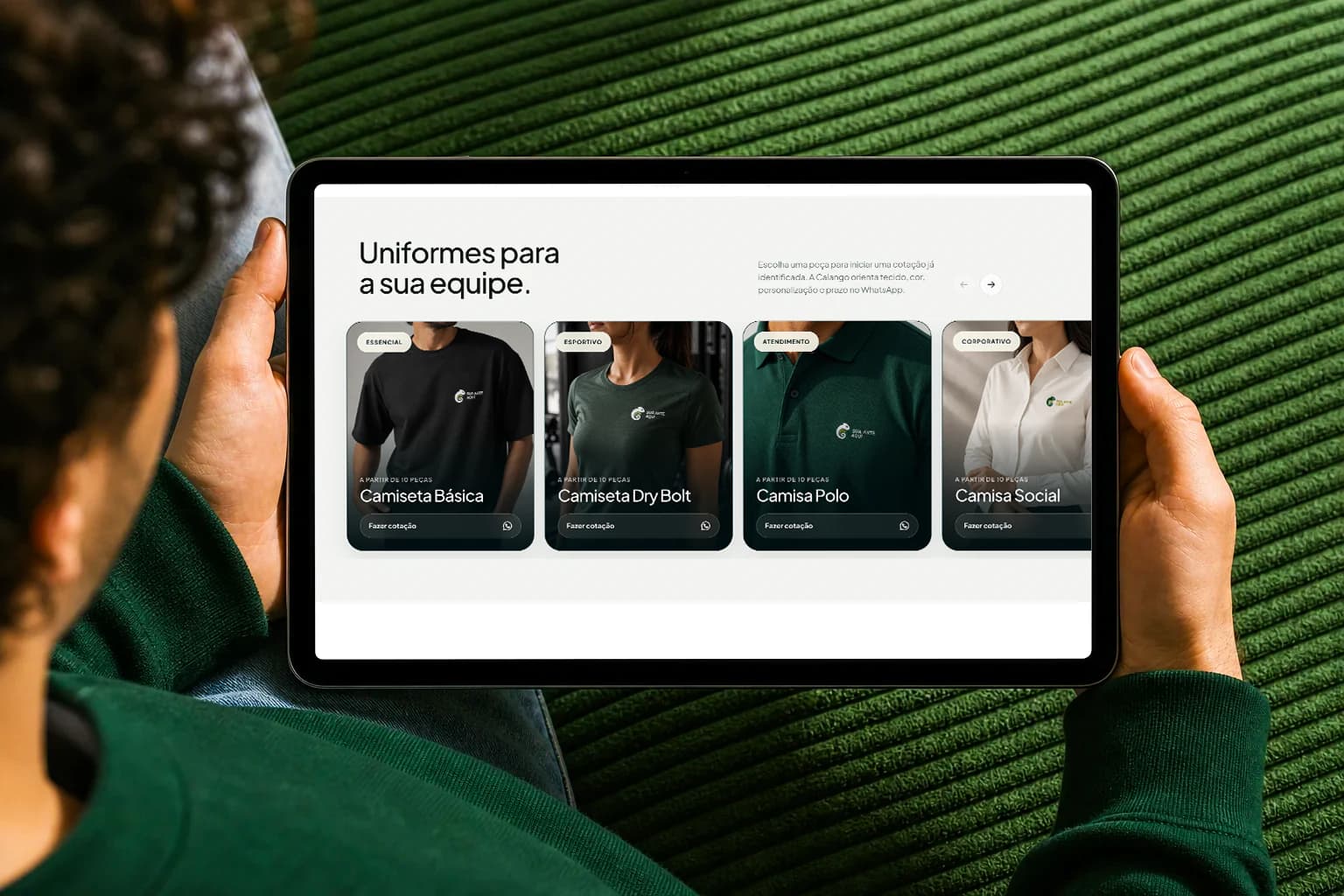 Página de produtos da Uniformes Calango em um tablet