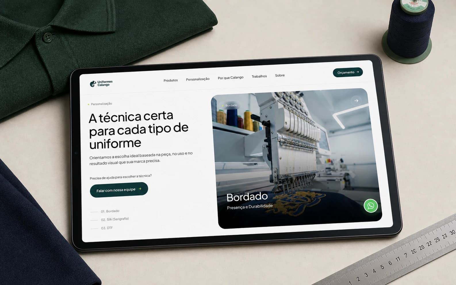 Seção de personalização e bordado da Uniformes Calango em uma mesa de produção