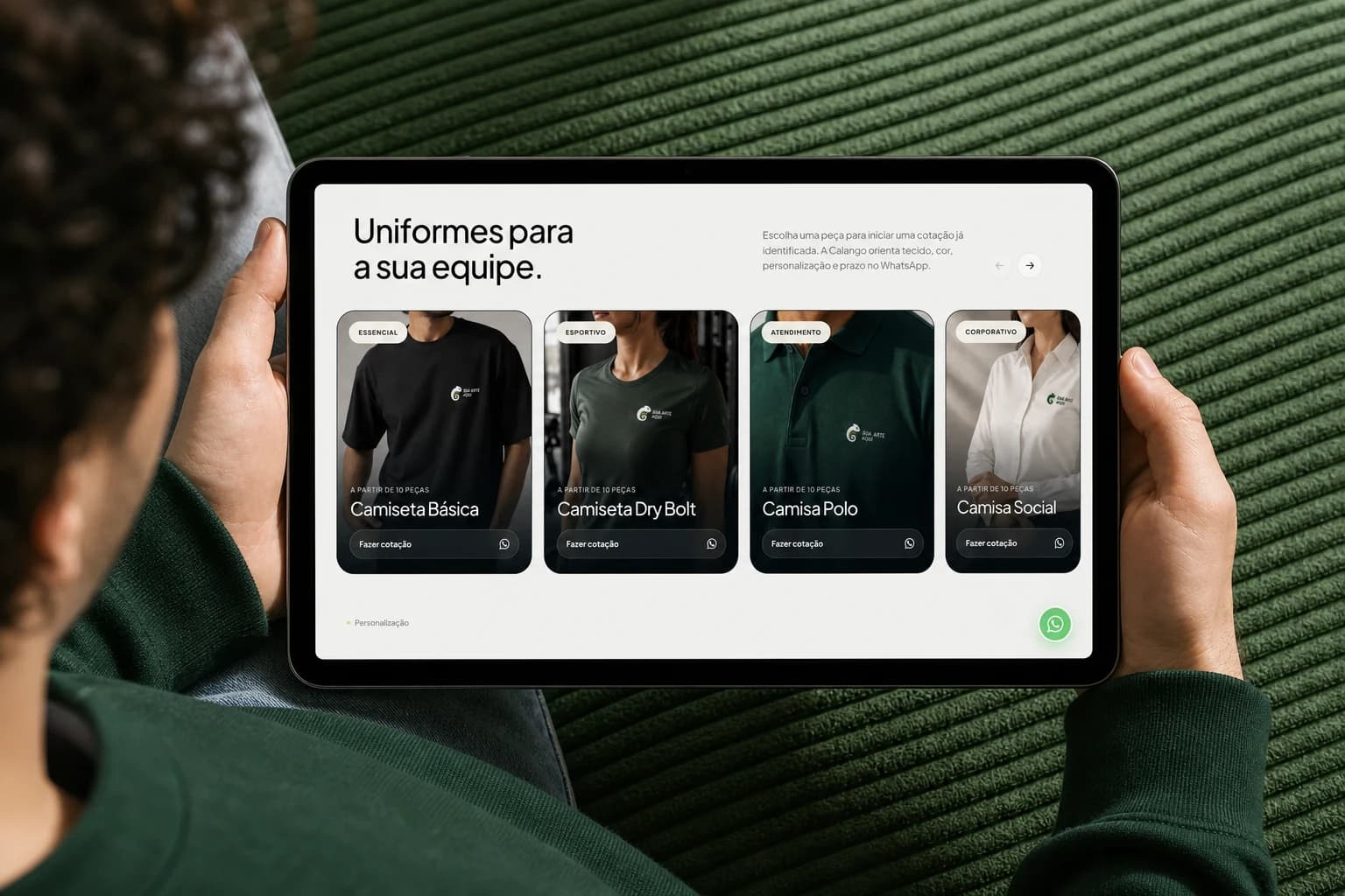 Página de produtos da Uniformes Calango em um tablet