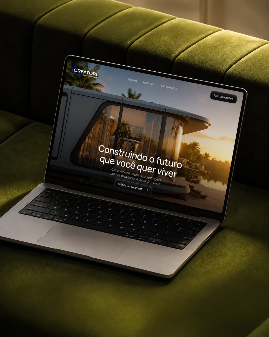 Website Creatori em um MacBook sobre um sofá verde