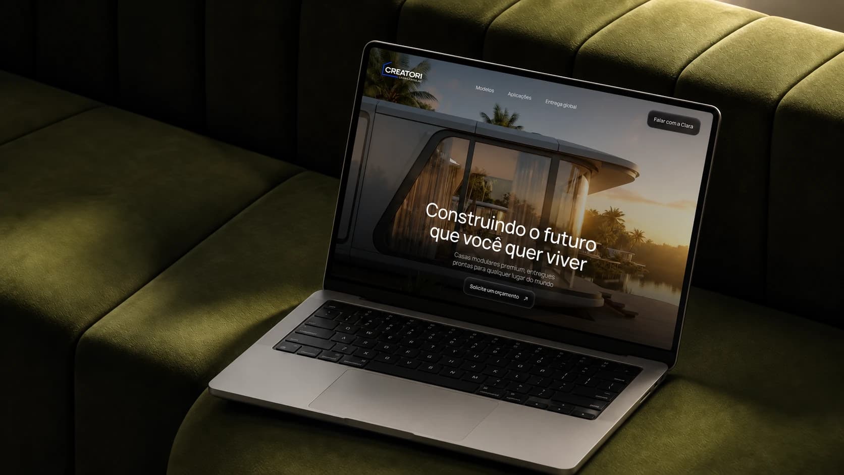 Website da Creatori Casas Cápsulas apresentado em um notebook