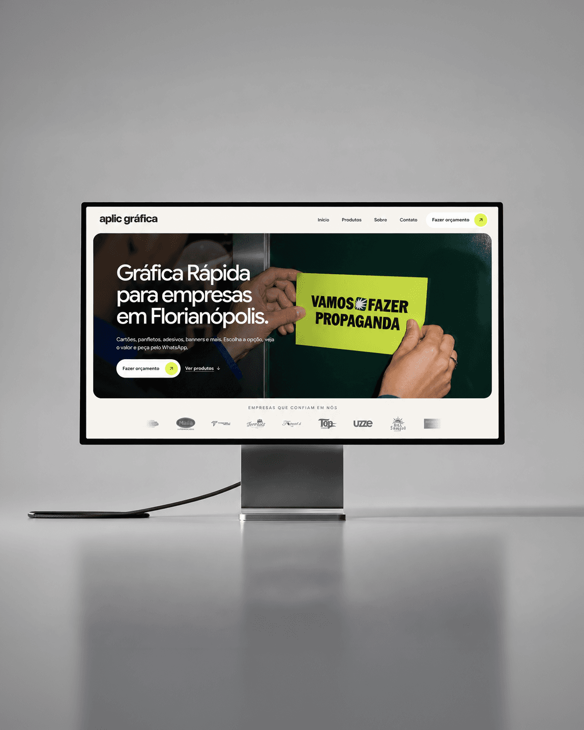 Website da Aplic Gráfica apresentado em um monitor