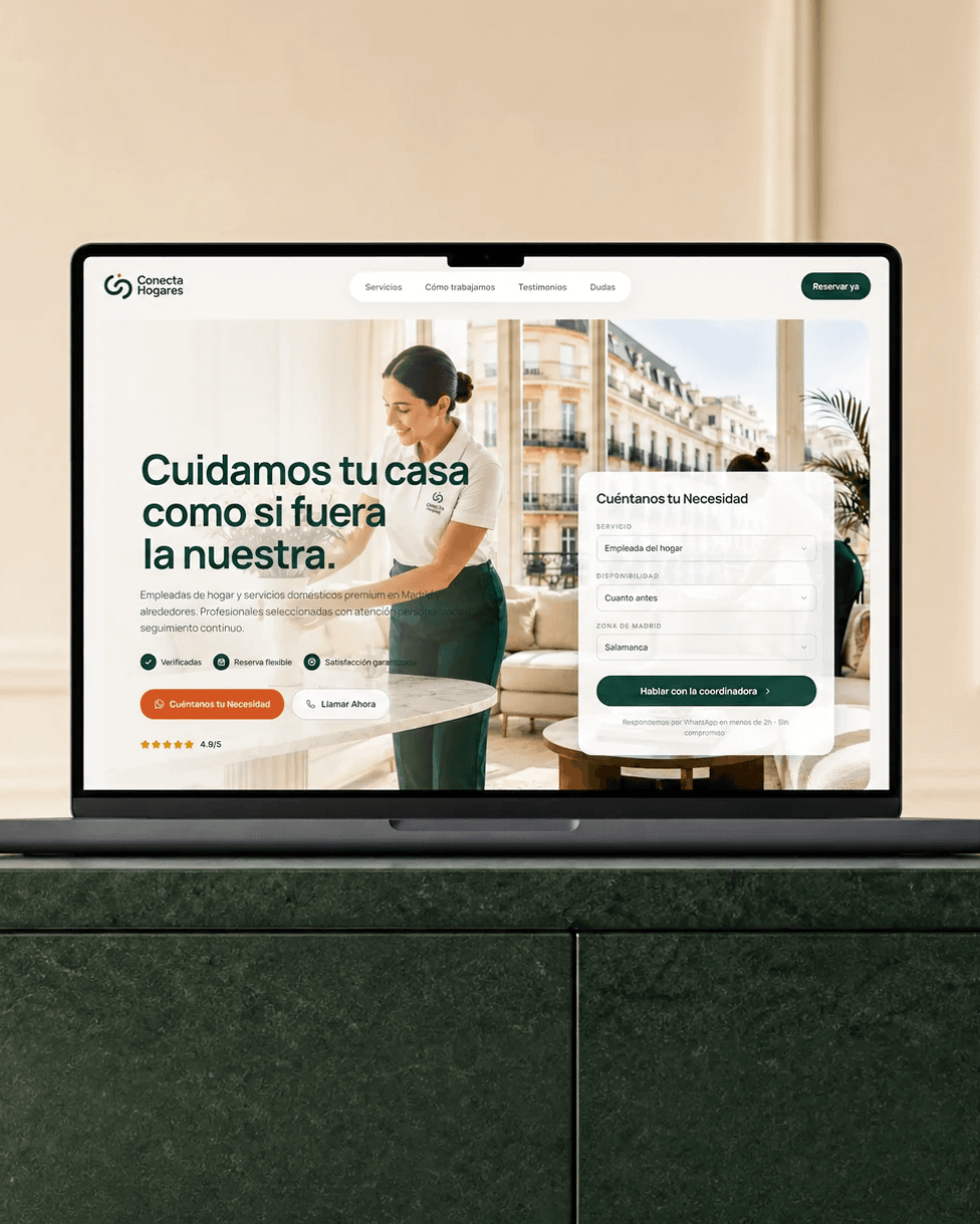 Website Conecta Hogares em um laptop sobre uma bancada verde