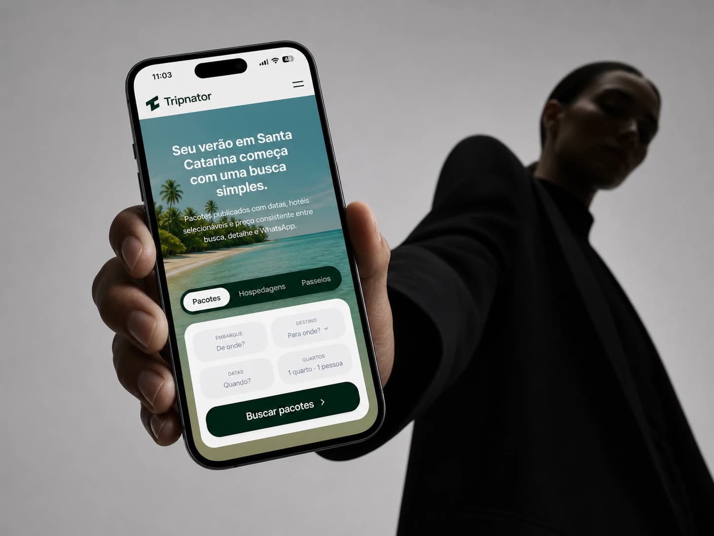 Aplicativo de viagens Tripnator em um celular com direção de produto premium