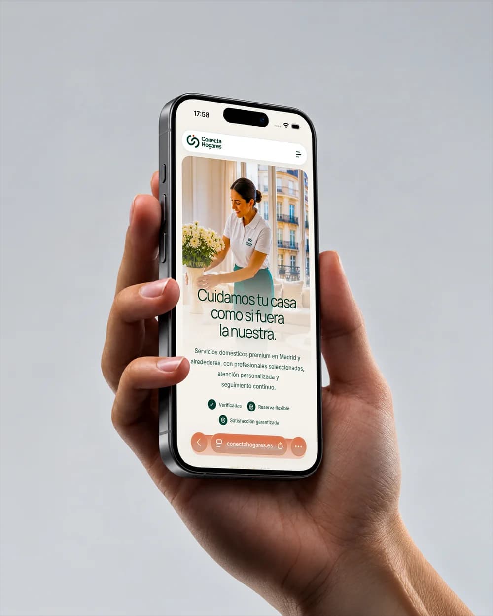Uma pessoa segurando o celular com o site da Conecta Hogares, criado pela Serotiva