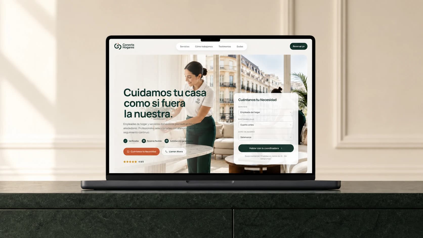 Website da Conecta Hogares em um laptop sobre um console verde