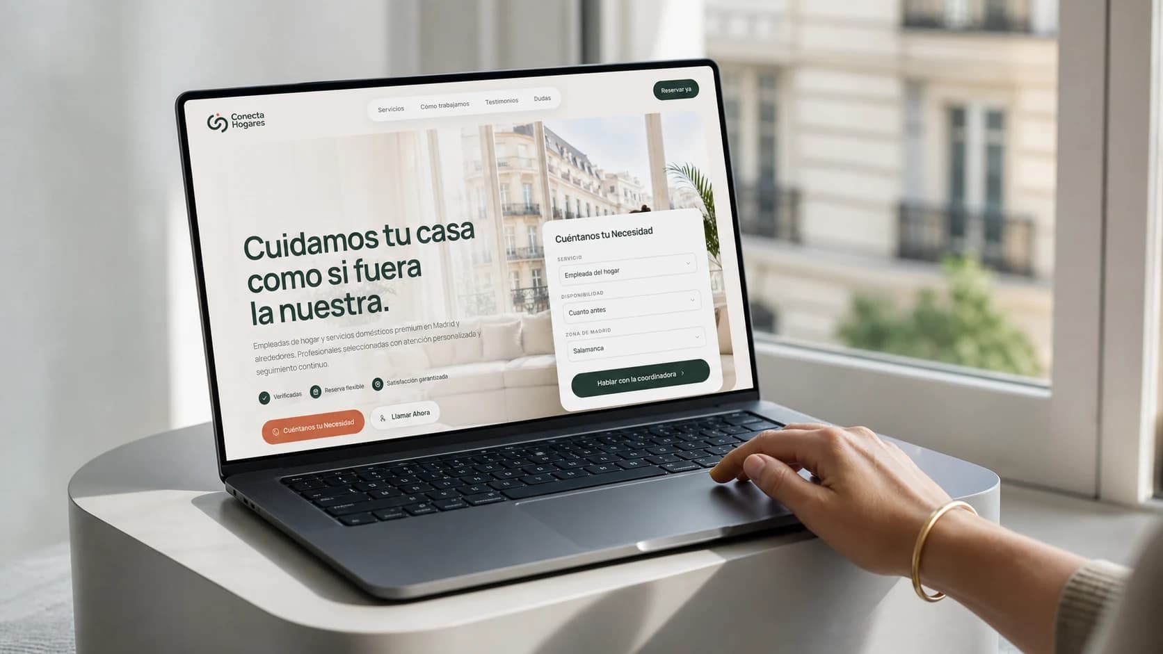 Website Conecta Hogares apresentado em um MacBook