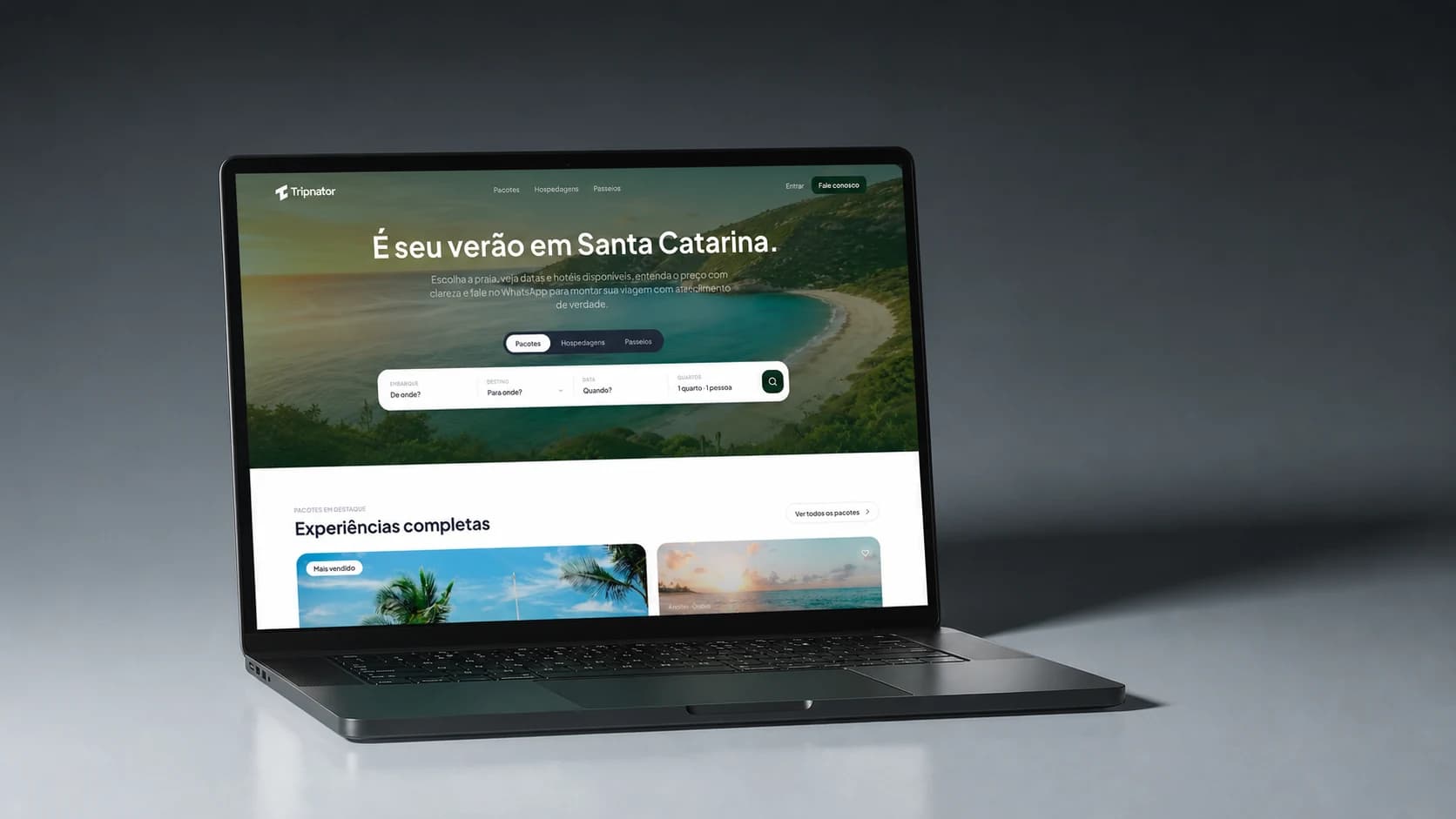 Plataforma Tripnator em um MacBook sobre fundo grafite